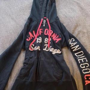 Cubus zip hoodie L - Tjena jag säljer en skön tunn zip up hoddie, den är storlek L och är från Cubus, fick den av min storasyster men har ingen användning av den🙌