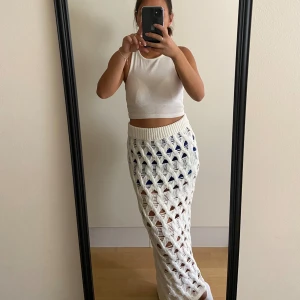 Stickad långkjol - Helt ny med prislapp! Genomskinlig, se sista bilden. Den blåa kjolen under ingår inte, hade bara för att ta bild. Jag är 158 för referens. 