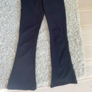 Kostymbyxor - Säljer dessa jättefina kostym byxor från Gina tricot. Lite noppriga men ingenting man tänker på när man har på sig de. Använt ett fåtal gånger. Storlek xxs, passar mig som är 158💗 nypris 499kr