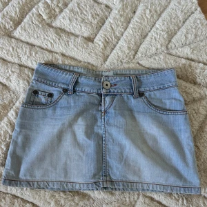 Jeanskjol - Superfin lågmidjad jeanskjol som säljes då den tyvärr är lite för stor💗 Köpt här på Plick ny och endast provad💗