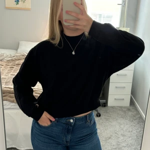Svart sweatshirt från weekday  - En skön sweatshirt från weekday bara använt några gånger så som i nyskick. Den är xs men passar som S/M 🖤