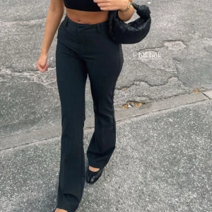 Kostymbyxor  - Säljer dom populära kostymbyxorna från Bik bok, storlek 34. (Har även ett par likadana i storlek 36 som är kortare i benen)🥰 nypris 499