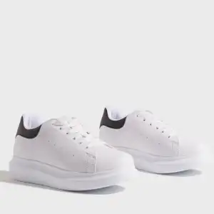 Superfina sneakers från Nelly i storlek 36. Mycket använda men fortfarande gott skick. Nötta inuti men inget man ser när man har på dom. Nya skosnören på och tror smutsen utanpå är lätt att få bort mer av🥰