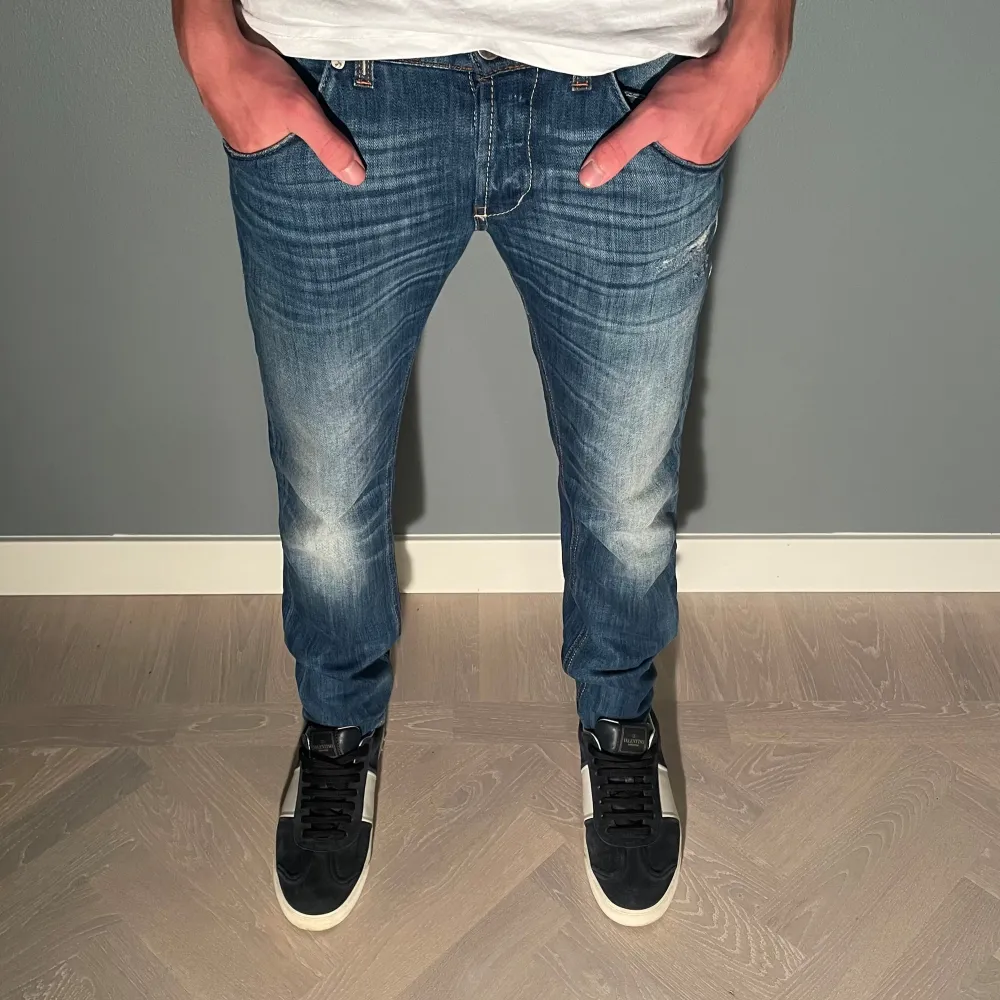 Riktigt feta dondup jeans med lite slitningar | Size 30 | Modellen är 176cm | Hör av dig vid minsta fråga eller fundering//. Jeans & Byxor.