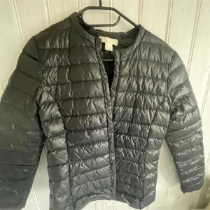 Hm jacka  - Perfekt jacka till tidig höst, saknar två knappar en längst upp och en längst ner men inte man märker eller behöver💗💗INTE mina bilder