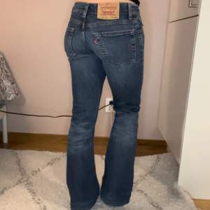 Supersnygga bootcut lågmidjade Levis jeans. W24 L32  Midjemått- 32cm rakt över, inte så stretchiga  Innerbenslängd- 72cm  Jag är 160cm