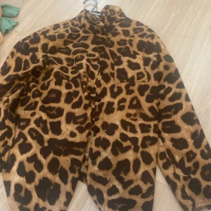 Tröja och byxor  - Tröja och byxor med leopard mönster 