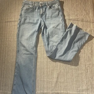 Bootcut Jeans - Är i bra skick då den bara använts några fåtal gånger. Har små slitningar nere på benen men annars är allt annat bra! Skriv om ni har några funderingar 💕
