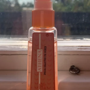 Athena Special Collection for Women - Fräsch och feminin parfym från Athena, Special Collection for Women. Perfekt för daglig användning eller speciella tillfällen. Doften är lätt och uppfriskande. 