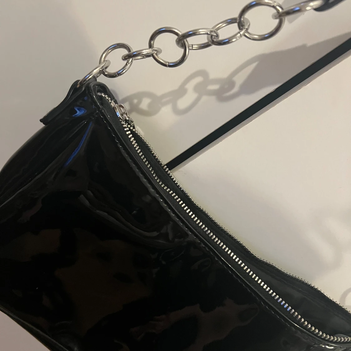 Svart axelväska med kedjedetaljer - 91