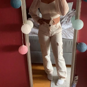 Cargo pants - Använd ett få tal gånger. Kommer inte till snvändning längre. Passar både xs och s