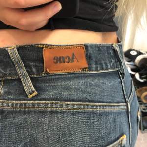 Ett par ascoola acne jeans. En herrstorlek men passar mig som vanligtvis är en S. Nypris ca 2000kr