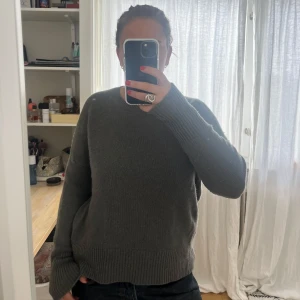 Lisa yang tröja  - Stickad tröja i Kashmir från Lisa yang. Har ett hål på ena armen och är lite nopprig, därav ett lägre pris och möjlighet till prissänkning❣️Nypris: ca 4000kr