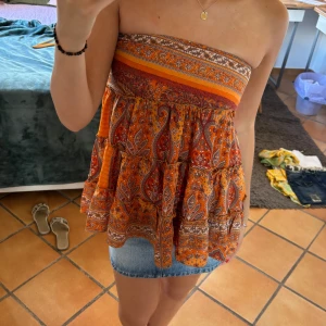 Offshoulder topp & kjol - En mönstrad kjol som man lika gärna kan ha som topp , fint skick, knappt använd. 💕70%  silke 