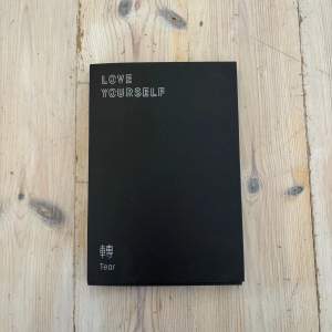 BTS album love yourself Tear version O. Superfint skick då den bara stått på en hylla i mitt rum. CD skivan är aldrig använd.