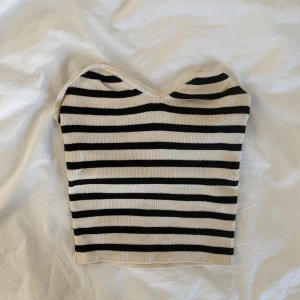 randig stickad bandeau topp hm - croppad och stickad bandeau topp från hm, använd en gång! 