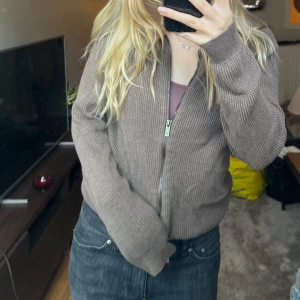 Brun kofta från Massimo Dutti - Säljer en snygg brun kofta från Massimo Dutti i extrafin bomull. Den har en dragkedja framtill och långa ärmar, perfekt för höst och vinter. 💕