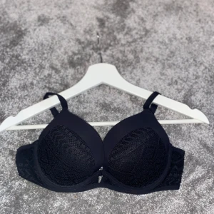 Bikinitopp - Svart bikiniöverdel från Cubus i storlek 38. Använd ett fåtal gånger.