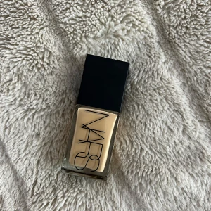 Nars Light Reflecting Foundation  - Nars foundation (den som står i caption) i färgen ”FIJI”, säljer den pågrund av att den är för mörk för mig.  Om produkten: Den är exakt halvfull och därför säljer jag den för 270kr (ordinarie pris 635) 