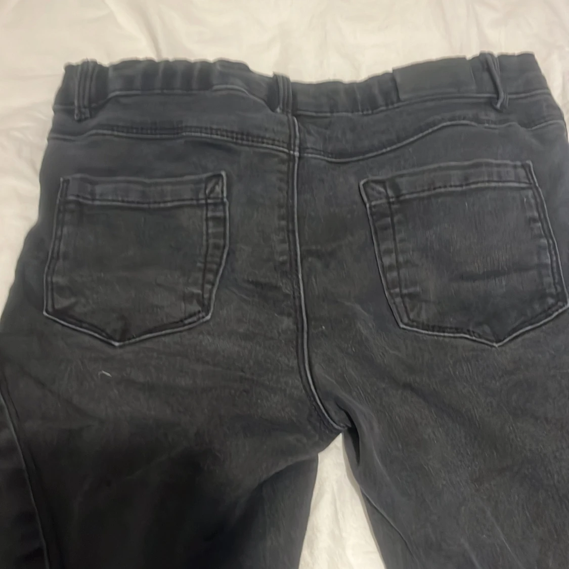 Jag säljer dessa svarta bootcut jeans för att de passar inte mig längre. Byxorna är ifrån ONLY i storlek 152/ 12 åring. Jeansen är i bra skick och och inte alls slitna - 92