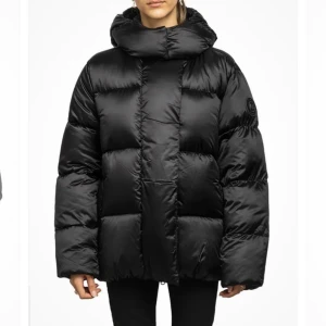 Monel jacka - Säljer denna sjukt snygga monel jacka i nyskick! Den är slutsåld nästan överallt och har ett nypris på 5500+❤️