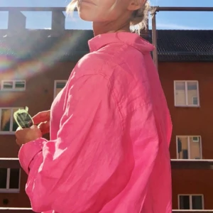 Rosa linneskjorta oversize Gina Tricot - rosa linneskjorta från Ginatricot 