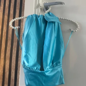 Fest topp  - Halterneck topp som aldrig är andvänd men super fin. Säljer för den sitter väldigt  löst vid bysten. Så tänker att nån annan skulle passa bättre i den! Storlek xs men skulle säga att den passar upp till XS-M. Då den går att justera 