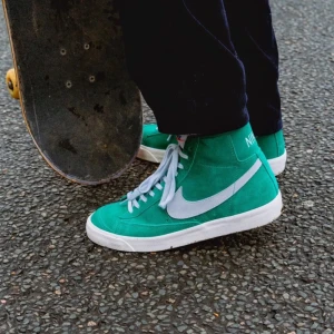 Nike blazers 77 pine green  - Jättecoola Nike blazers i väldigt fint skick. Tror inte heller att modellen i förgen tillverkas längre. Storlek 38💫