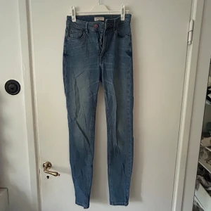 Tajta jeans  - Ok skick, lite trasiga vid ett ställe 