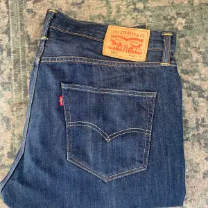 Mötkblåa Levi’s 501 med brun stitching. Knappt använda. Nyskick. W36 L32