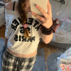 Offsleeved t-shirt - Gjort om en vanlig t-shirt! Inte säker på vara den är ifrån/ storlek men skulle gissa på h&m och typ onesize