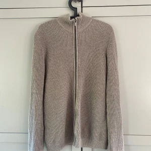 Full zip - En beige full zip från dressman i size M passar L också. Mycket bra skick 
