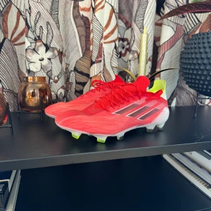 Adidas Fotbollskor  - Adidas Preditor fotbollskor i storlek 38. Dom är knappt amvända. Pris kan diskuteras!