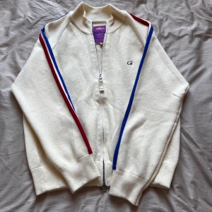 Corteiz Knit Zip Up Fleece - Corteiz zip som är tvär skön, säljes pga den inte passar mig längre. Endast använd fåtal gånger i bra skick. Storlek S