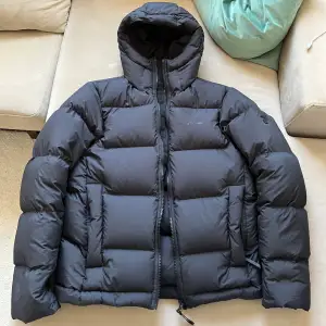 Peak Performance RIVEL JACKET - Dunjacka i perfekt skick som helt ny. Använd fåtal gånger. Köptes vintern 2023 från Johnells. Fick den som julklapp. Inga skador på den. Storlek M  Nypris: 4000 kr