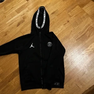 Psg hoodie - Svart Psg hoodie storlek S men är lite större hör av er vid funderingar