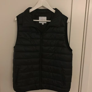 Dunväst  - Säljer även denna Dunväst som också är för liten för mig. Den är ifrån Studio Total och nypriset ligger på 899kr, väldigt bra kvalitet, pris kan alltid diskuteras😃