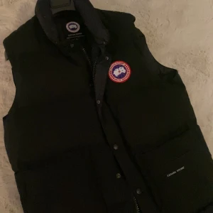 Canada goose  - Säljer då min väst pga ingen användning av den , inte använt så mycket storlek s men passar även m