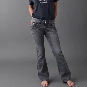 lågmidjade jeans - fint skick, nästan aldrig använda, dom passar bra i längden på mig som är 1,67💕