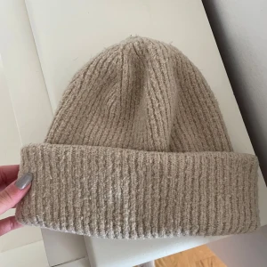 Stickad mössa - Beige stickad mössa från hm