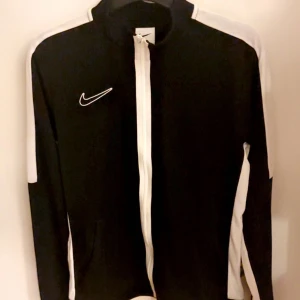 Nike kofta  - Jättefin Nike kofta!! 10/10 skick 🤍 använt en gång 