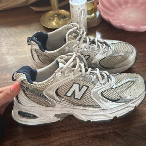 New balansen 530 white/navy - New balance som är väl använda, storlek 38 1/3. Slitna vid hälen, se bild.