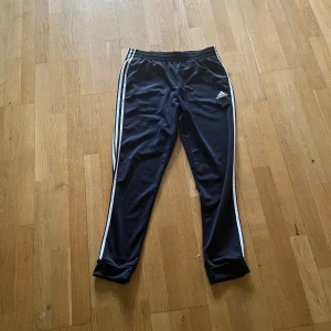 Adidasbyxor - Adidasbyxor aldrig använda 