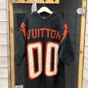 Louid Vuitton Chunky Intarsia T shirt - Säljes på grund av garderobrensning. Tagen har halvt lossnat på ena sidan men går att sy tillbaka.  Storleken är small men sitter mer som en medium.  10/10. Använd max ett fåtal gånger