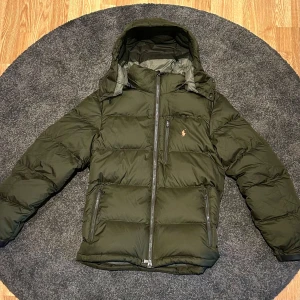 Ralph Lauren Jacka - Säljer en riktig snygg Ralph Lauren Jacka | Skick: 9/10 | Stolek: M | Nypris 4999kr+ | Skriv om du vill ha mer bilder eller har några frågor |