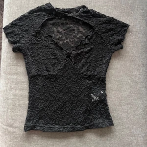 Spetstopp - Säljer denna skitsnygga spetstoppen. Den har även en chokerdetalj vid halsen.Den är aldrig använd endast testad💕💕