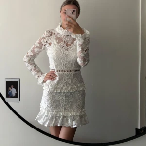 Klänning - Var en backup studentklänning för min lillasyster! Aldrig använd! Passar mig som har S i storlek! Lyckades bara inte nå för att knäppa den på sista bilden! Har dubbelt tyg så man kan ha bh under utan att det syns! 