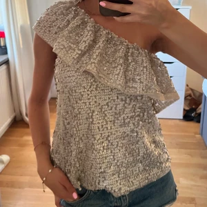 Festtopp - Superfin topp med paljetter ifrån second female och helt slutsåld. Nypris är 1099kr 