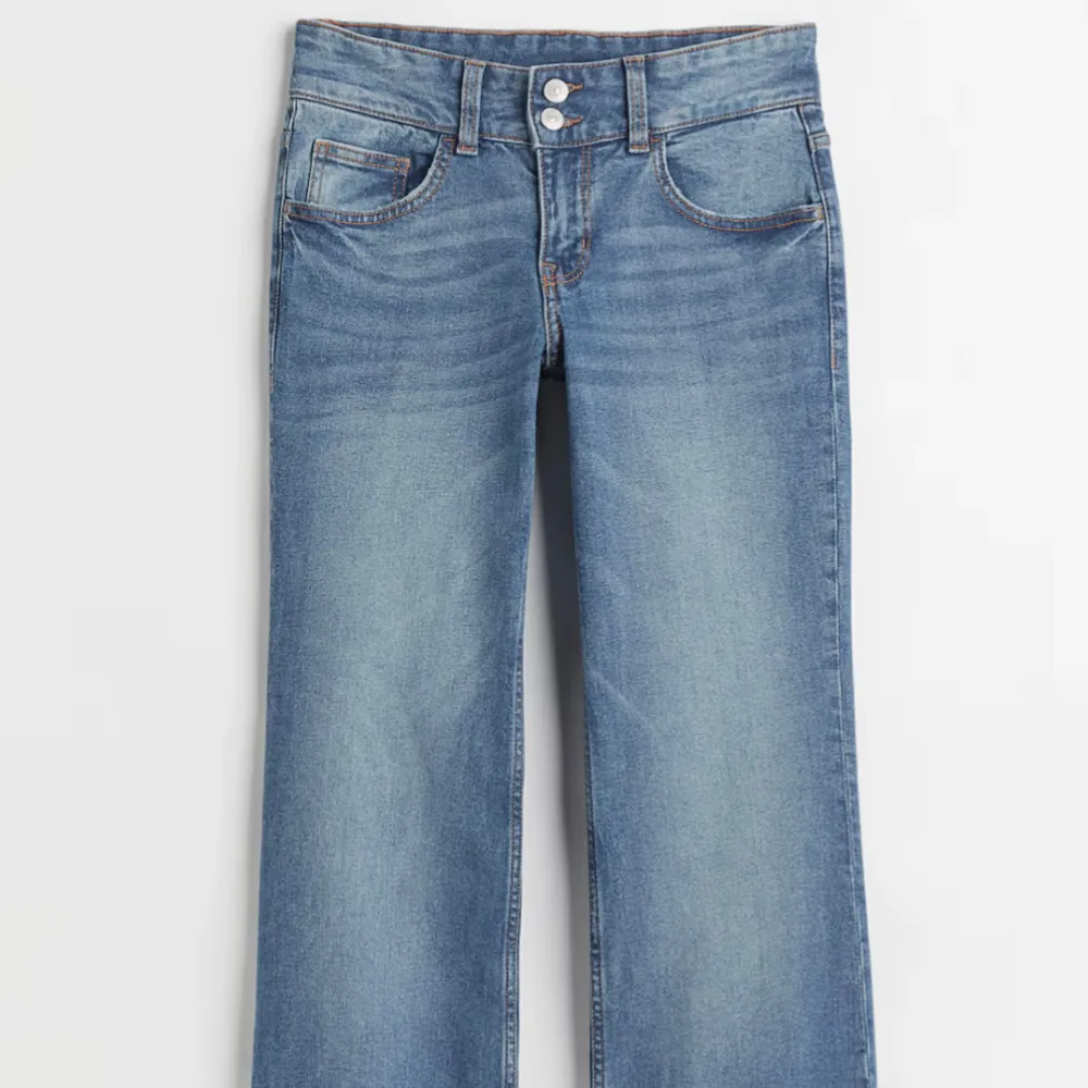 Lågmidjade blåa jeans från H&M Divided. Helt slutsålda på hm. Storlek 38 vilket är typ S/M.. Jeans & Byxor.