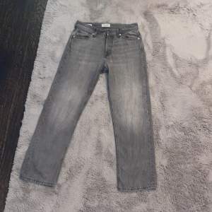 Hej, säljer jack&jones jeans som är i fint andvänt skick. Storlek 29/30. Modell Relaxed/Chris. Skriv vid minsta fundering! Priset är inte hugget i sten! 